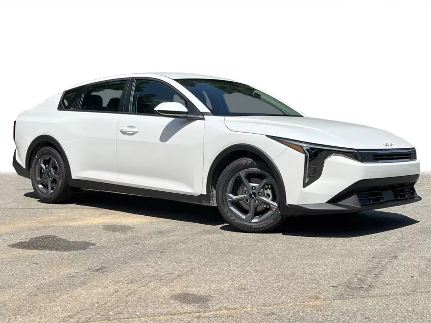 2025 Kia K4 LXS photo 1