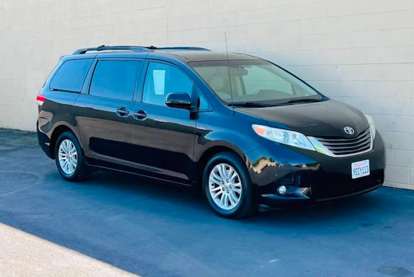 2011 Toyota Sienna XLE photo 1