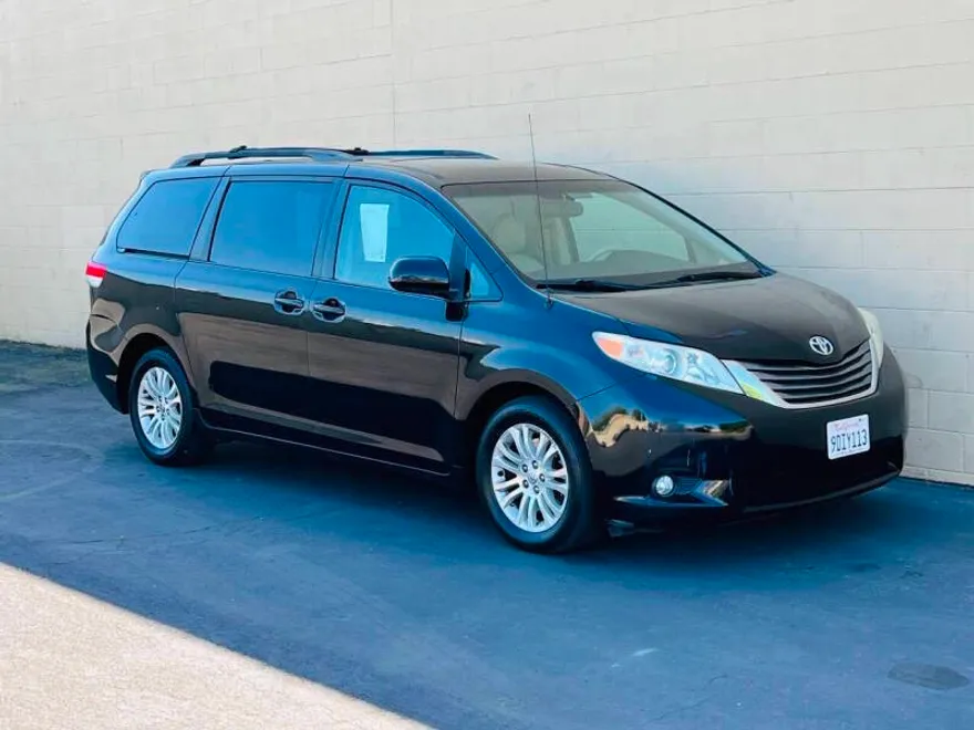 2011 Toyota Sienna XLE photo 1