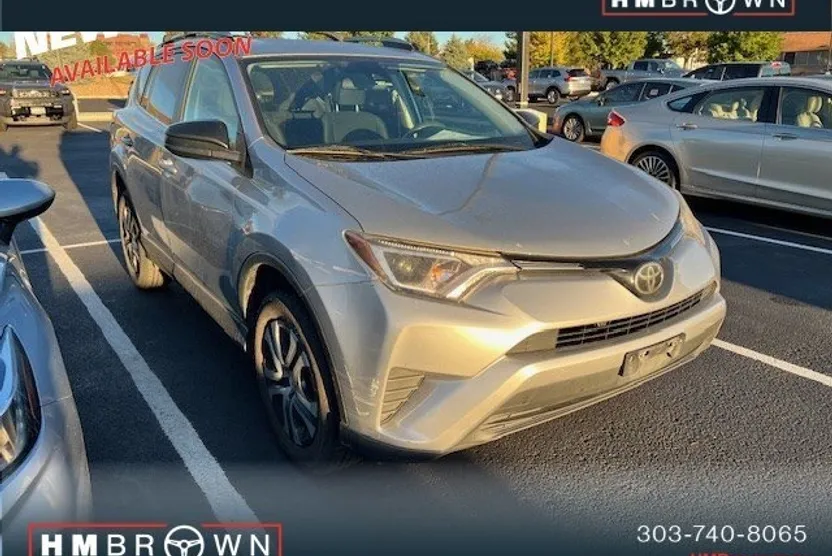 2017 Toyota RAV4 LE photo 1
