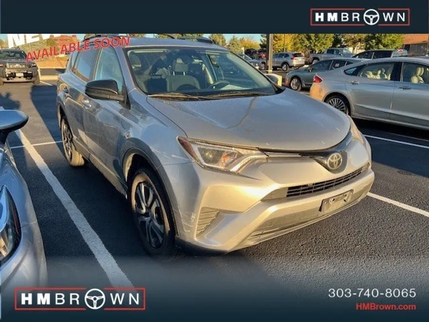 2017 Toyota RAV4 LE photo 1