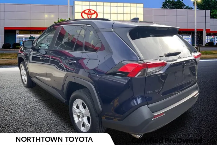 2021 Toyota RAV4 XLE photo 1