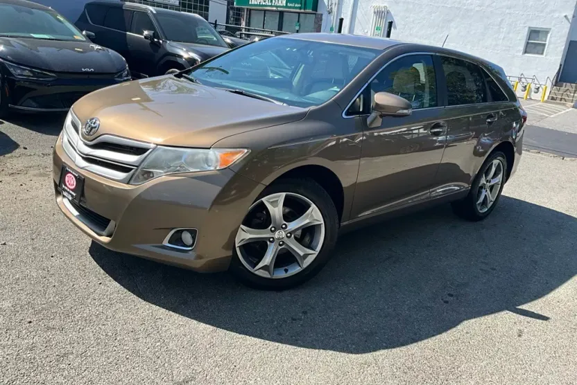 2013 Toyota Venza LE photo 1