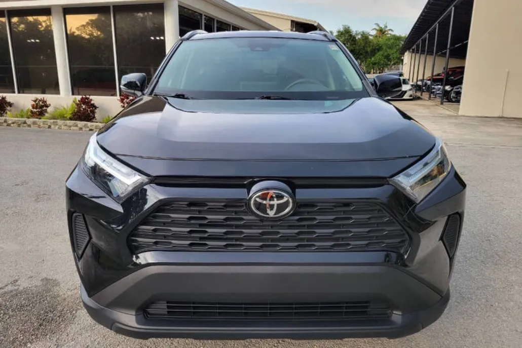 2023 Toyota RAV4 XLE photo 1