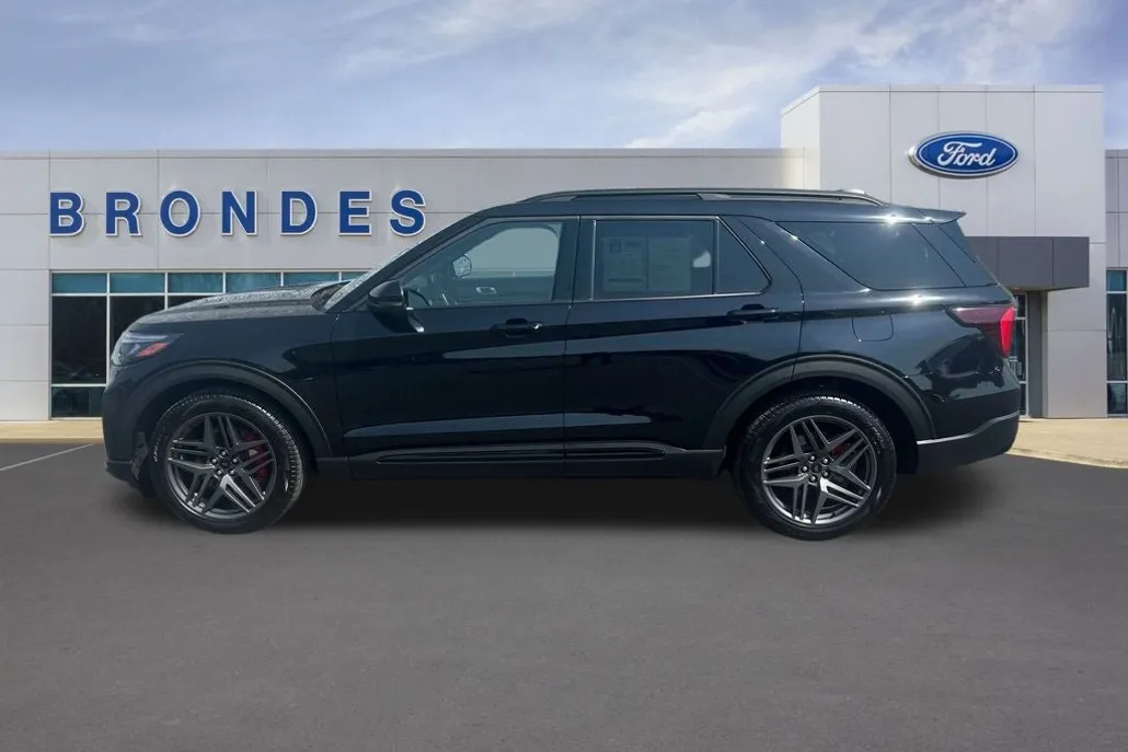 2025 Ford Explorer ST photo 1