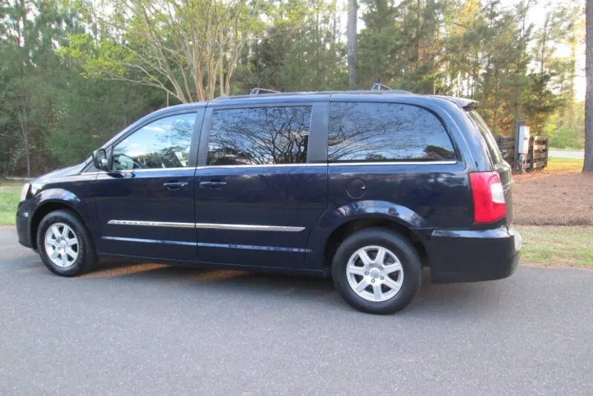 2012 Chrysler Town & Country Touring photo 1