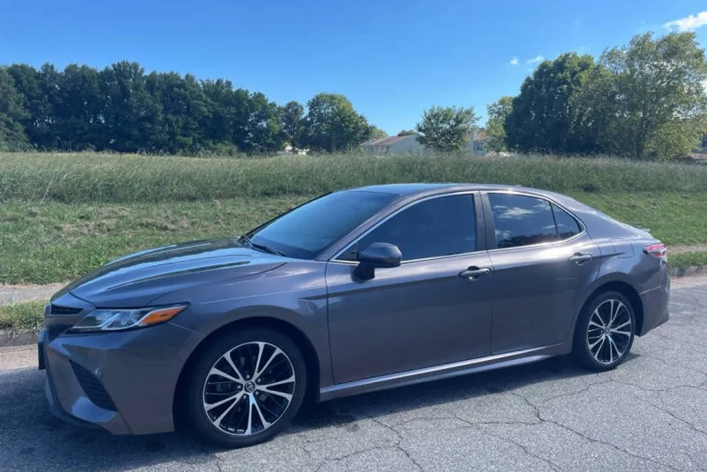 2019 Toyota Camry SE XLE photo 1
