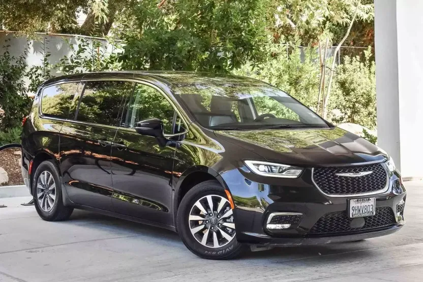 2023 Chrysler Pacifica Hybrid Touring L photo 1