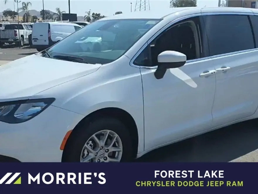 2023 Chrysler Voyager LX photo 1