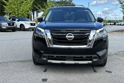 2025 Nissan Pathfinder Platinum photo 2