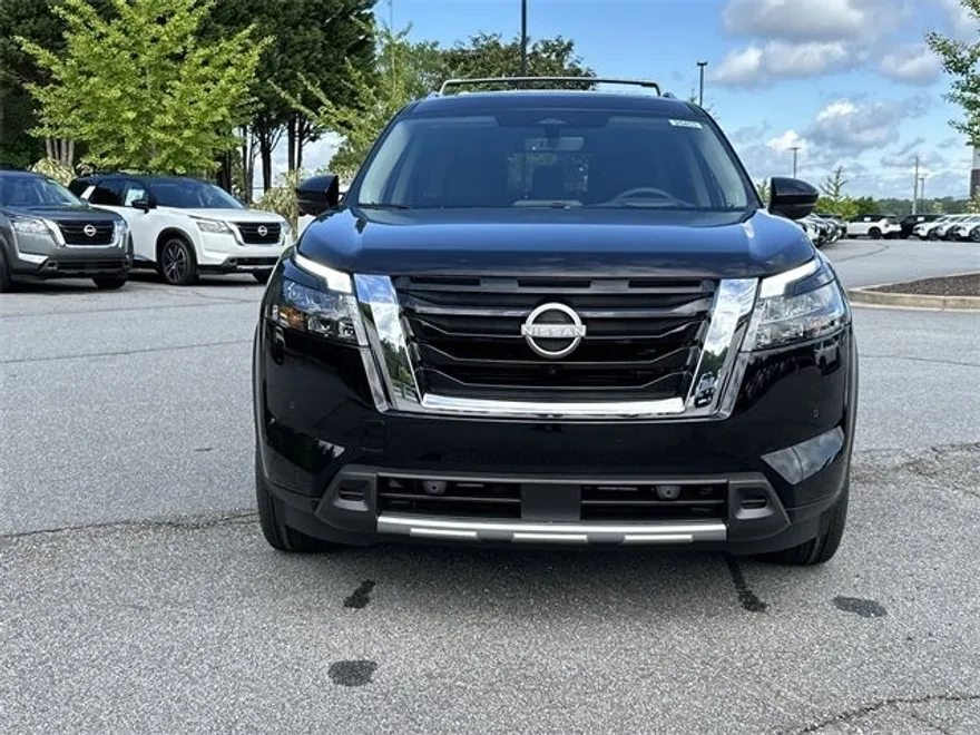 2025 Nissan Pathfinder Platinum photo 2