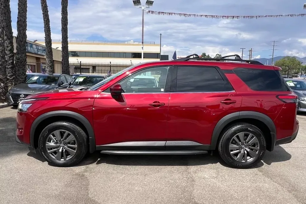 2022 Nissan Pathfinder SV photo 1