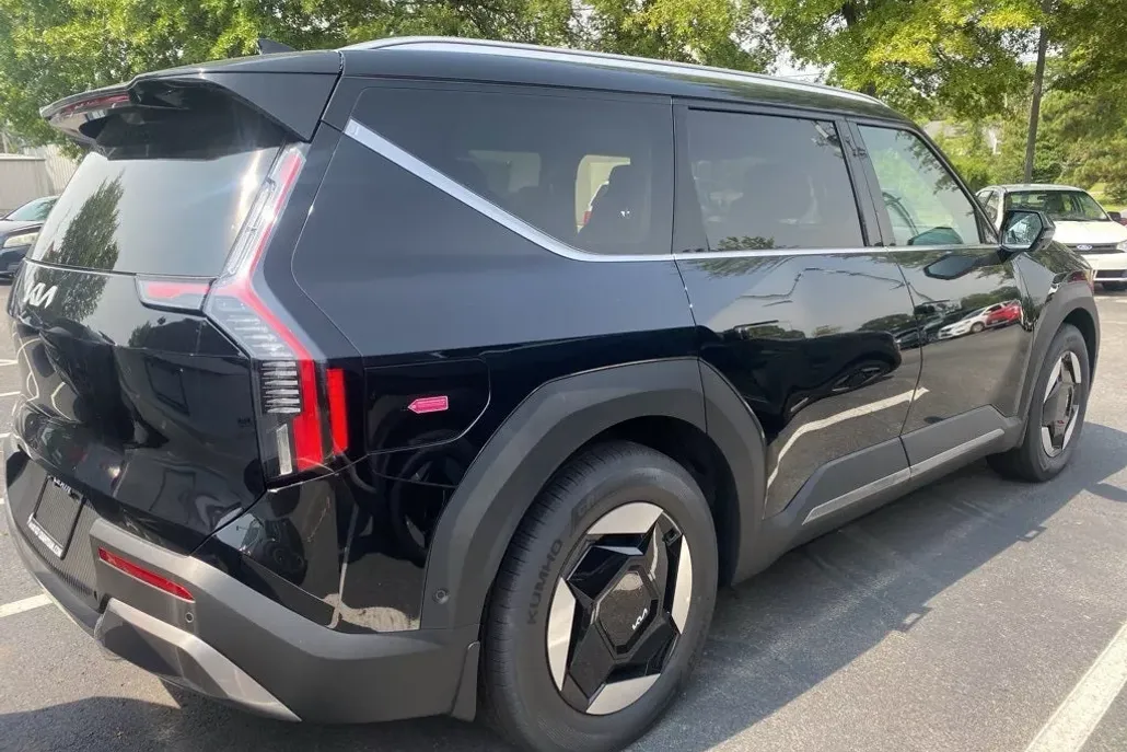 2026 Kia EV9 Wind photo 1