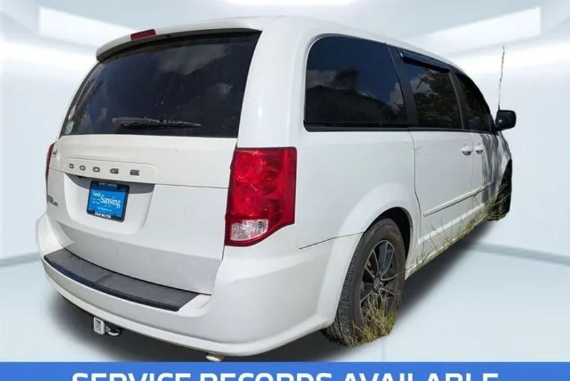 2015 Dodge Grand Caravan SXT photo 1