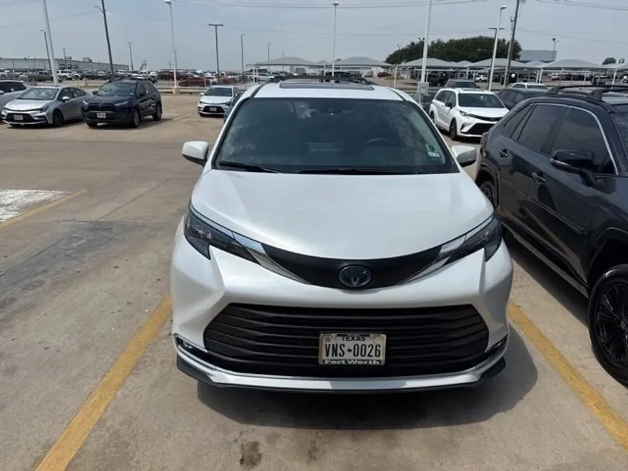 2024 Toyota Sienna XLE photo 1