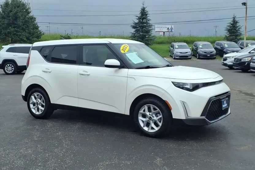 2023 Kia Soul LX photo 1