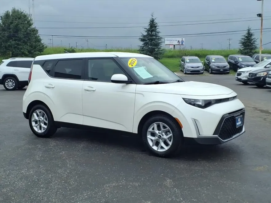 2023 Kia Soul LX photo 1