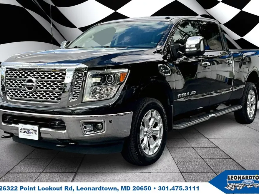 2017 Nissan Titan SL photo 1