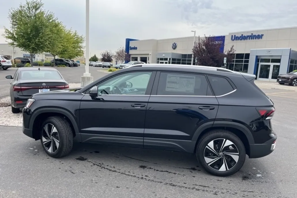2025 Volkswagen Taos SE photo 1