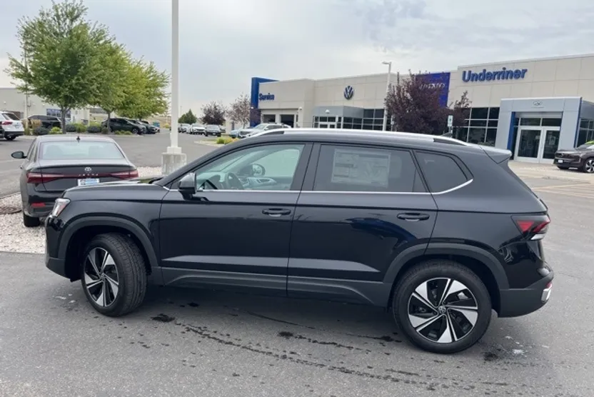 2025 Volkswagen Taos SE photo 1
