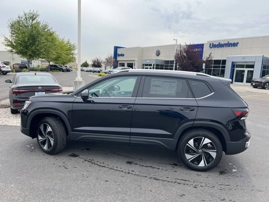 2025 Volkswagen Taos SE photo 1