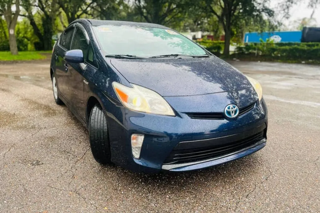 2015 Toyota Prius Four photo 1