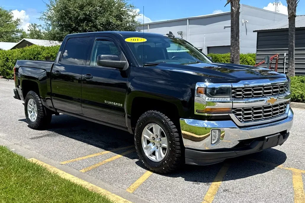 2017 Chevrolet Silverado 1500 LT photo 1
