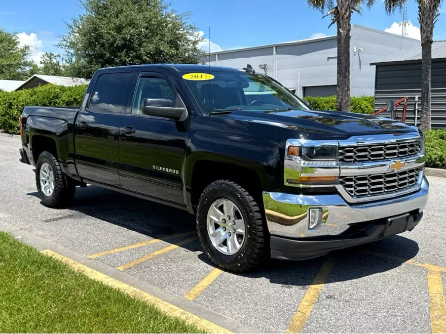 2017 Chevrolet Silverado 1500 LT photo 1