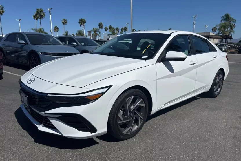 2025 Hyundai Elantra SEL Convenience photo 1