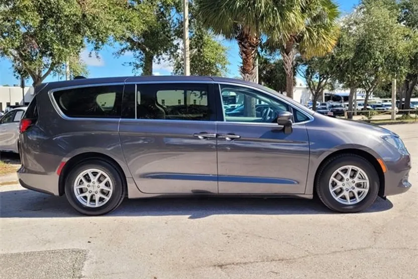 2022 Chrysler Voyager LX photo 1