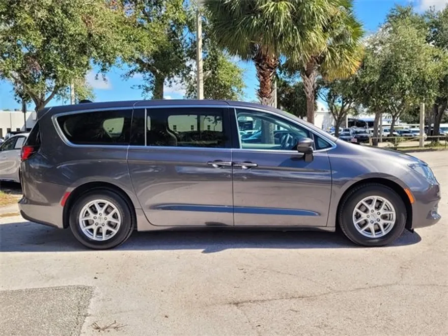 2022 Chrysler Voyager LX photo 1