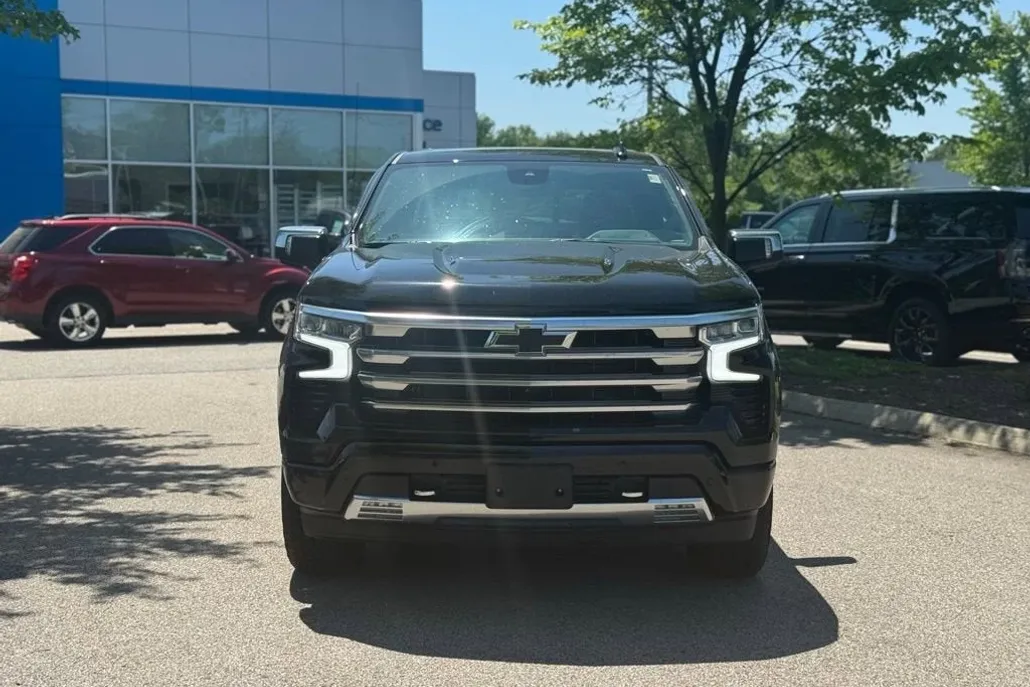 2024 Chevrolet Silverado 1500 High Country photo 1