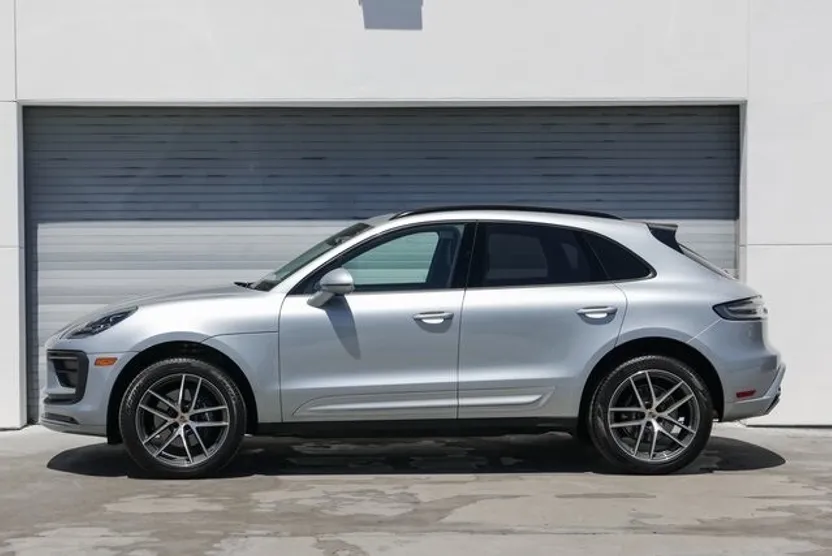 2025 Porsche Macan T photo 1