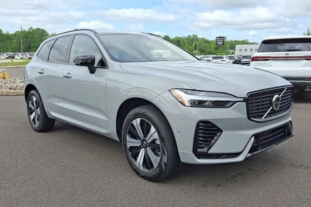 2025 Volvo XC60 T8 Plus photo 1