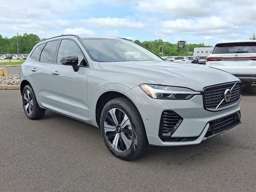 2025 Volvo XC60 T8 Plus photo 1