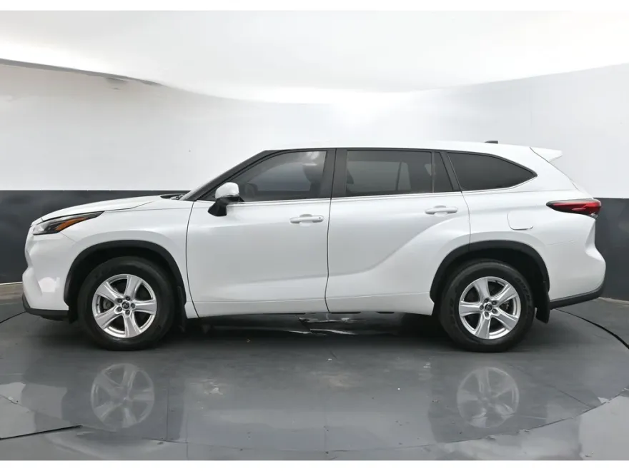 2023 Toyota Highlander Hybrid LE photo 1