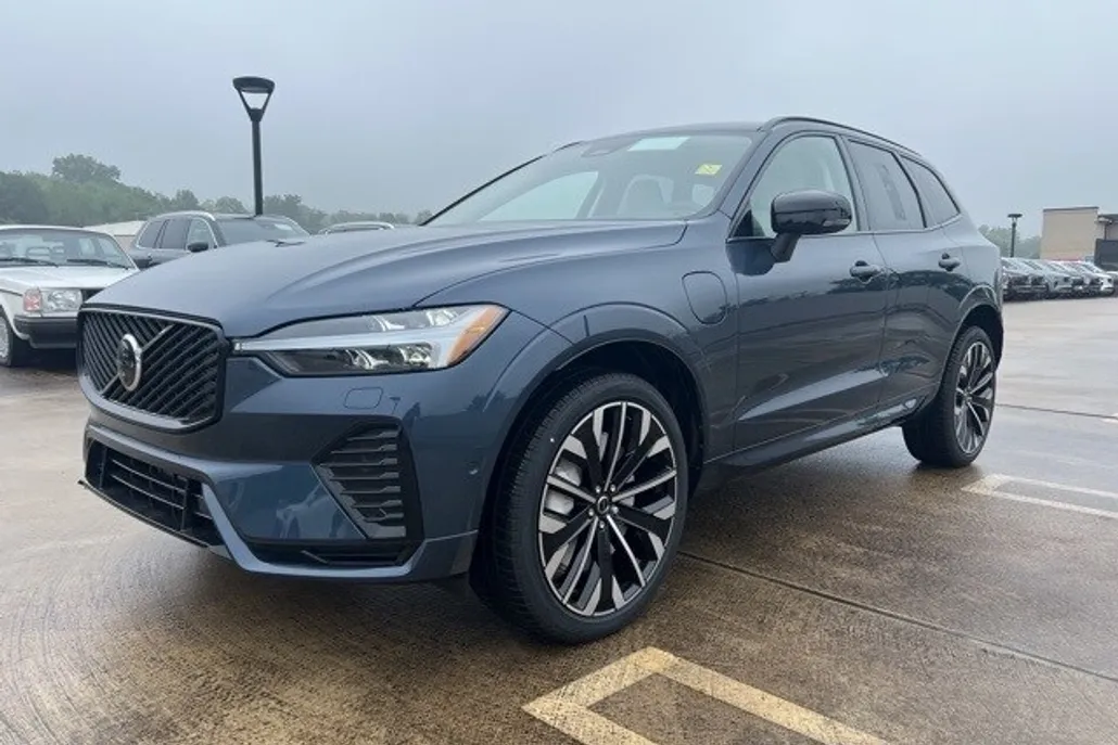 2026 Volvo XC60 Hybrid T8 photo 1