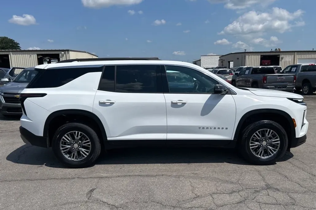 2025 Chevrolet Traverse photo 1