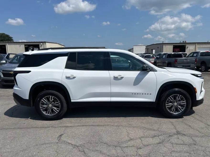 2025 Chevrolet Traverse photo 1