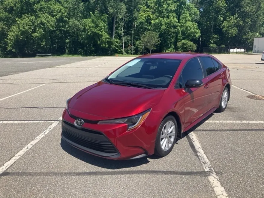 2023 Toyota Corolla LE photo 1