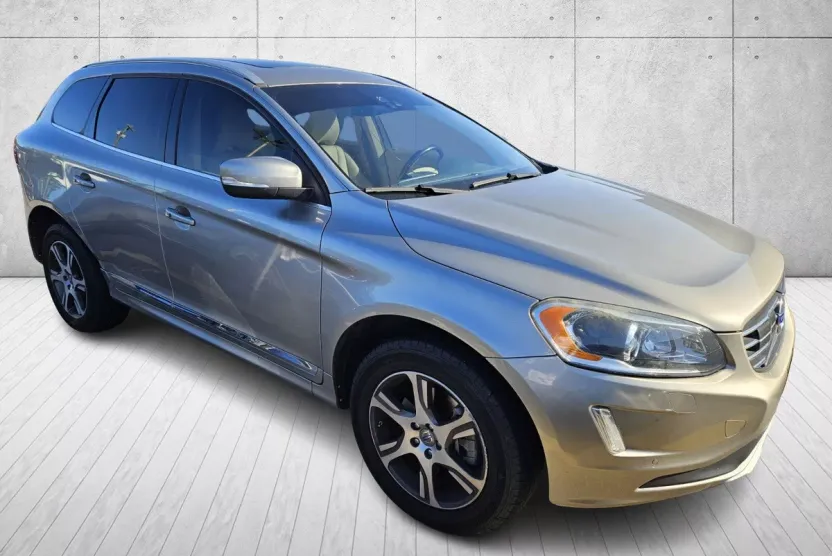 2015 Volvo XC60 T6 Platinum photo 1