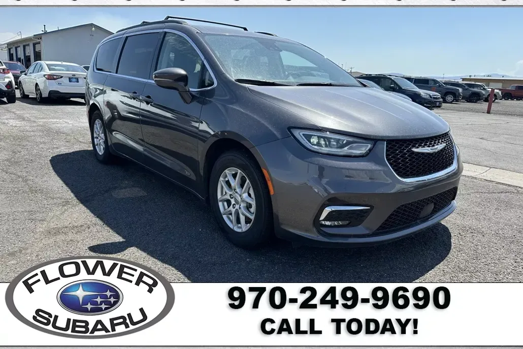 2022 Chrysler Pacifica Touring L photo 1