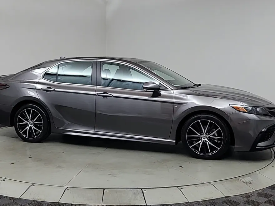 2022 Toyota Camry SE photo 1