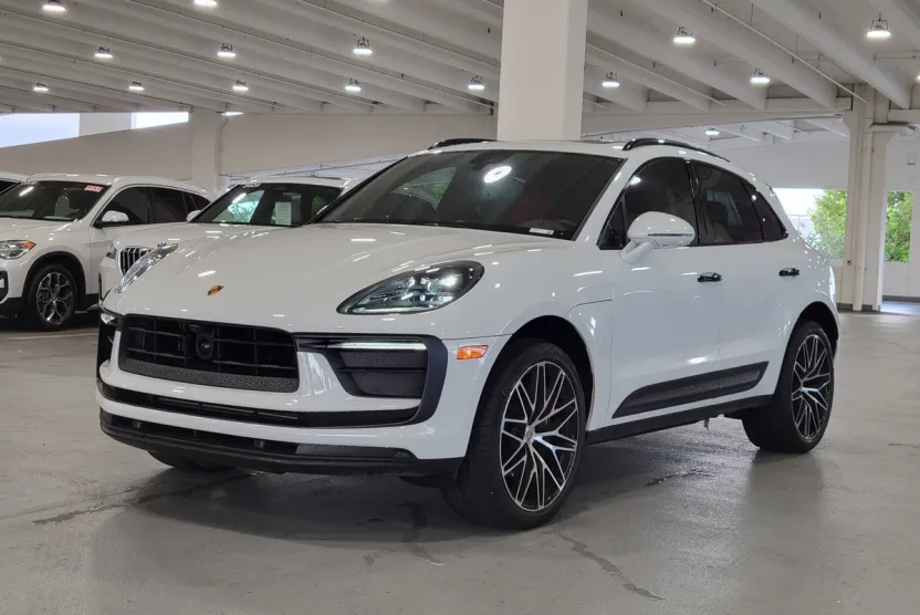 2024 Porsche Macan T photo 1