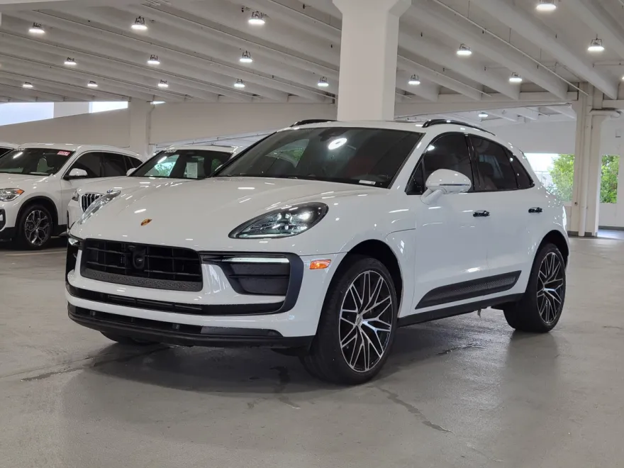 2024 Porsche Macan T photo 1