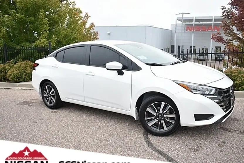 2025 Nissan Versa 1.6 photo 1