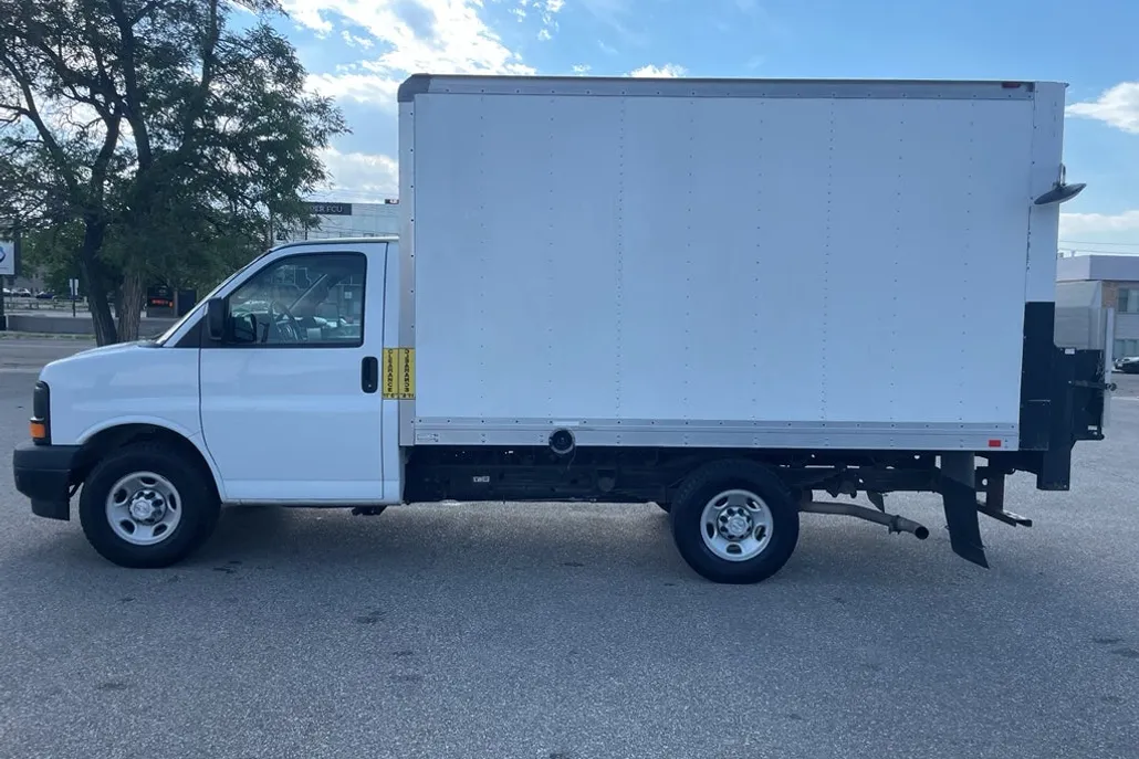 2017 Chevrolet Express 3500 Cutaway photo 1