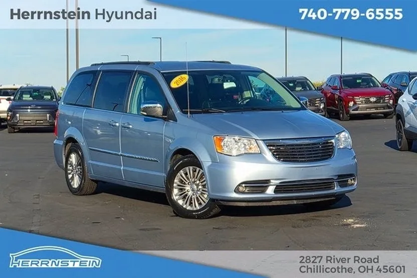 2016 Chrysler Town & Country photo 1