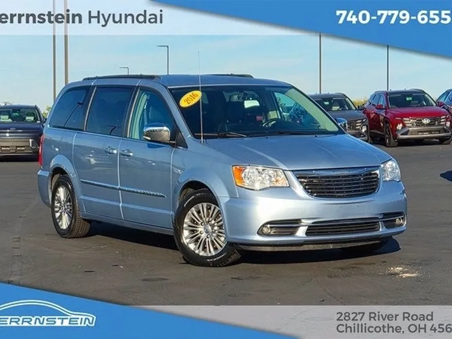 2016 Chrysler Town & Country photo 1