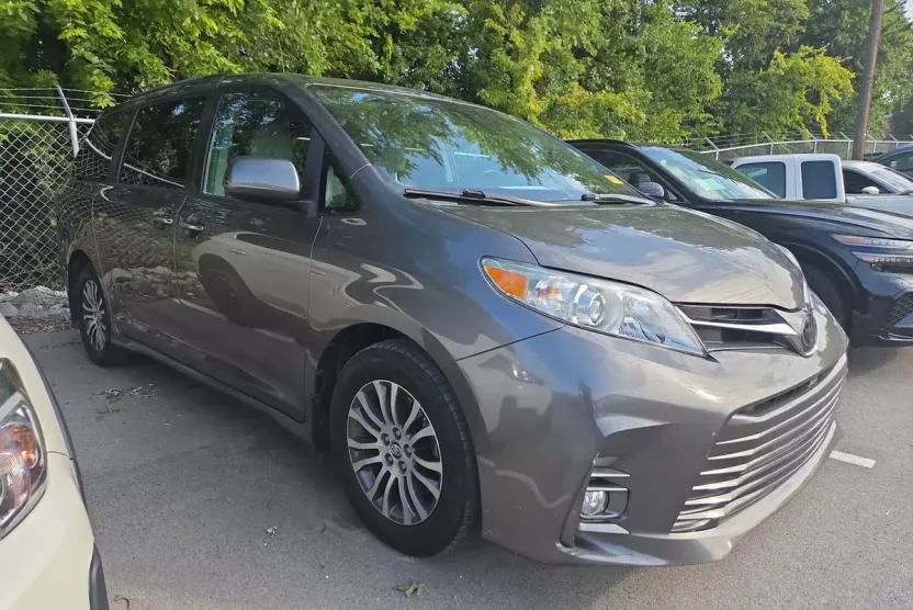 2019 Toyota Sienna XLE Premium photo 1